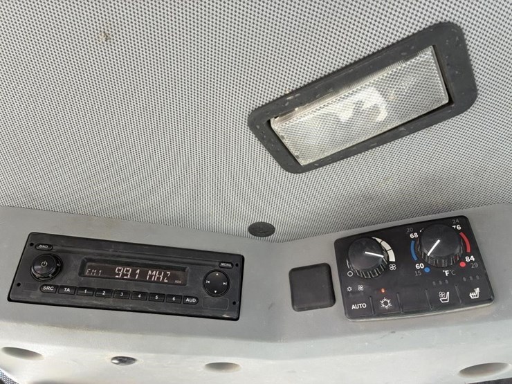 2021-deere-624l-image-25