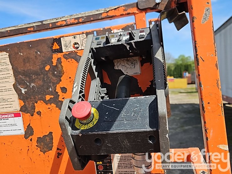 2016-jlg-3246e-image-12