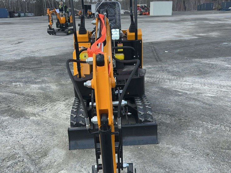 2026-future-ft15-mini-excavator-image-2