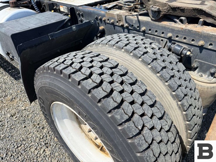 2016-freightliner-m2-bobtail-tractor-truck-image-23