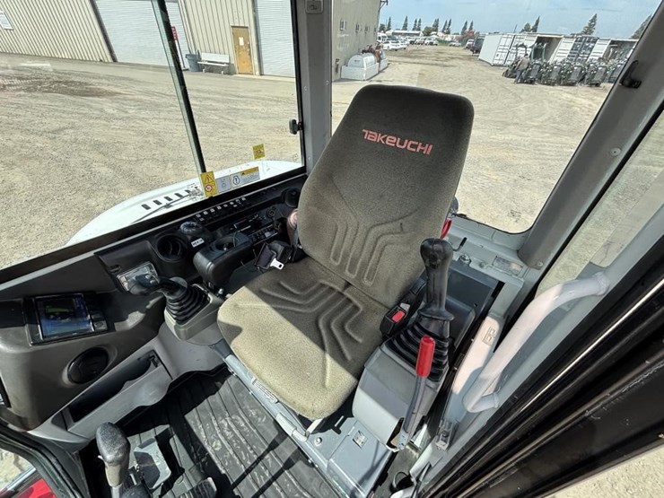 2020-takeuchi-tb240-image-25