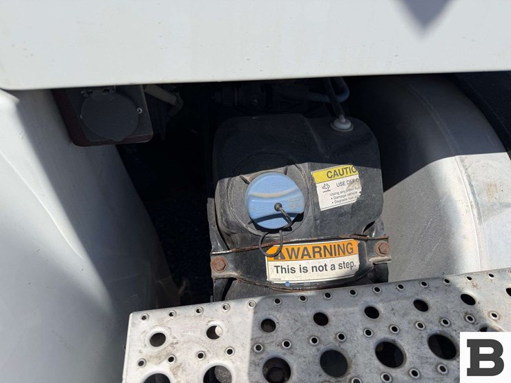 2016-freightliner-m2-bobtail-tractor-truck-image-11