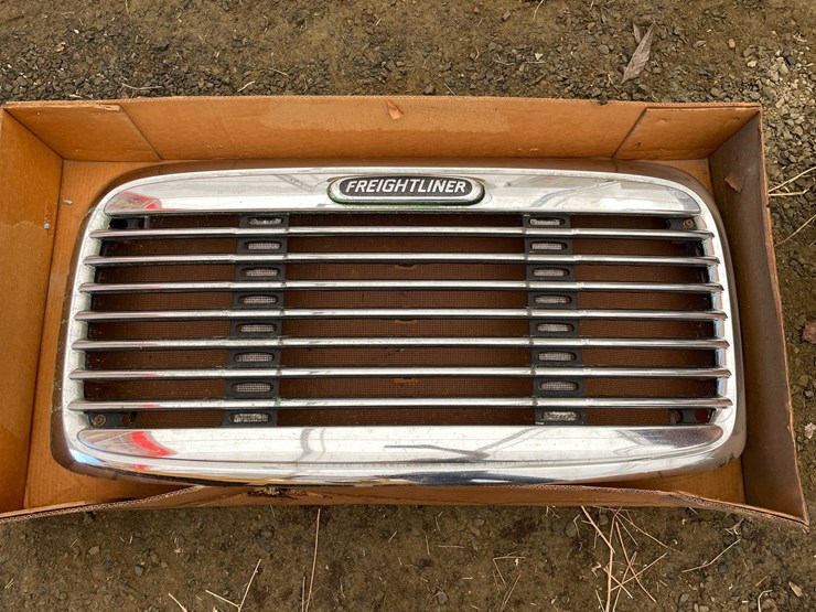 #10379-•-new-freightliner-chrome-grill-assembly-with-bug-shield-image-2