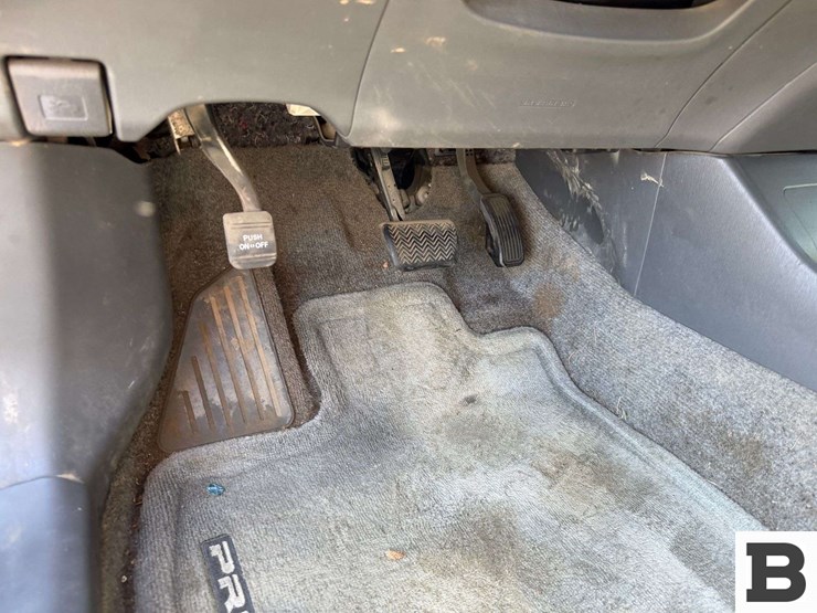 2011-toyota-prius-hatchback-image-26