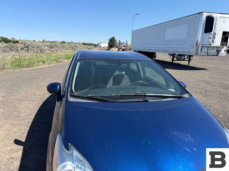 2011-toyota-prius-hatchback-image-9