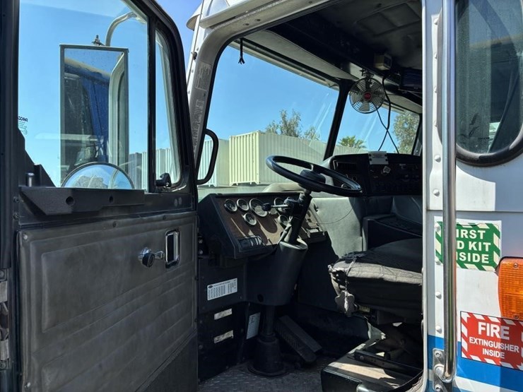 2009-peterbilt-320-image-11