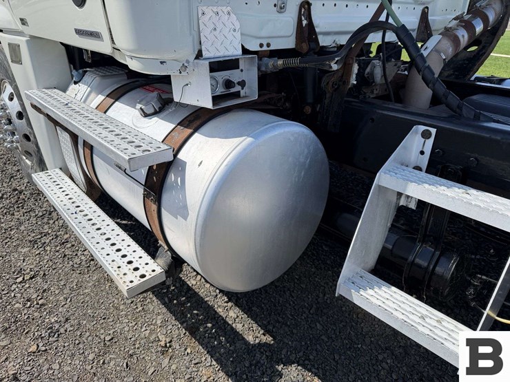 2012-freightliner-cascadia-125-image-13