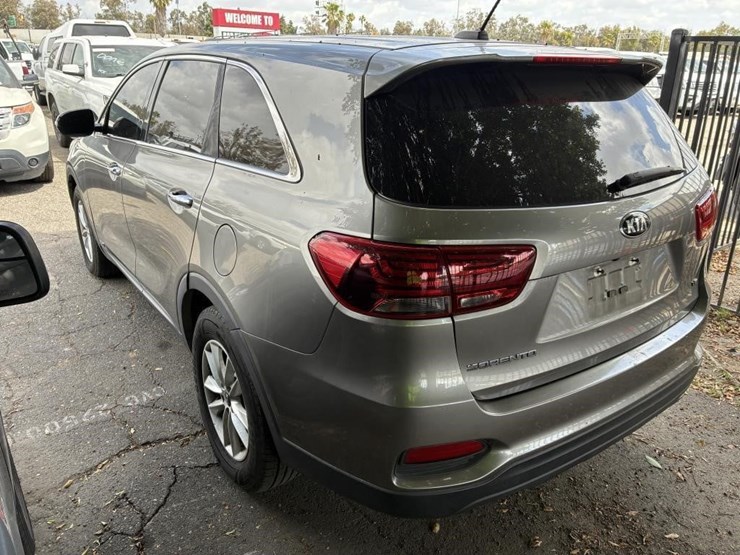 2019-kia-sorento-lx-image-4