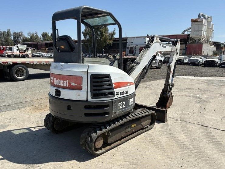 2015-bobcat-e32-image-3