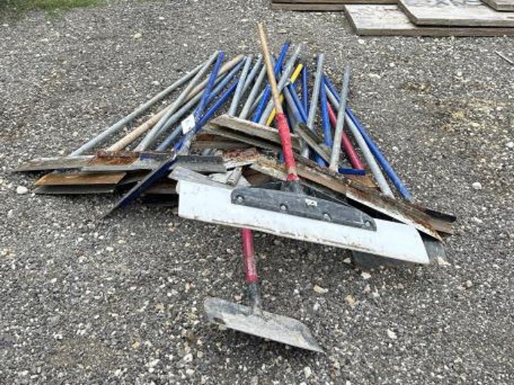 #18-•-wide-surface-floor-scraper-assortment-image-1