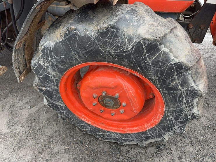 2001-kubota-m9000-image-13