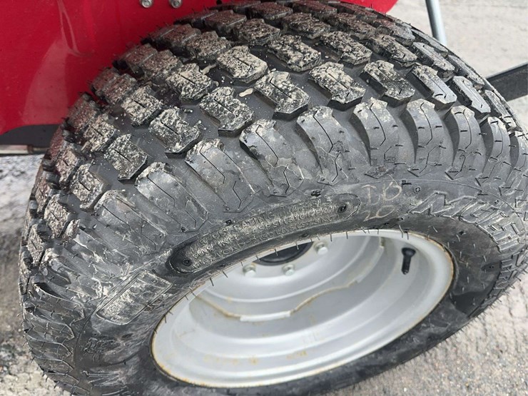 2023-mahindra-emax-25l-image-13