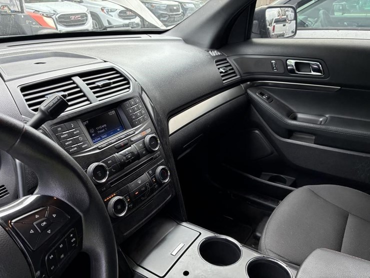 2017-ford-explorer-image-16