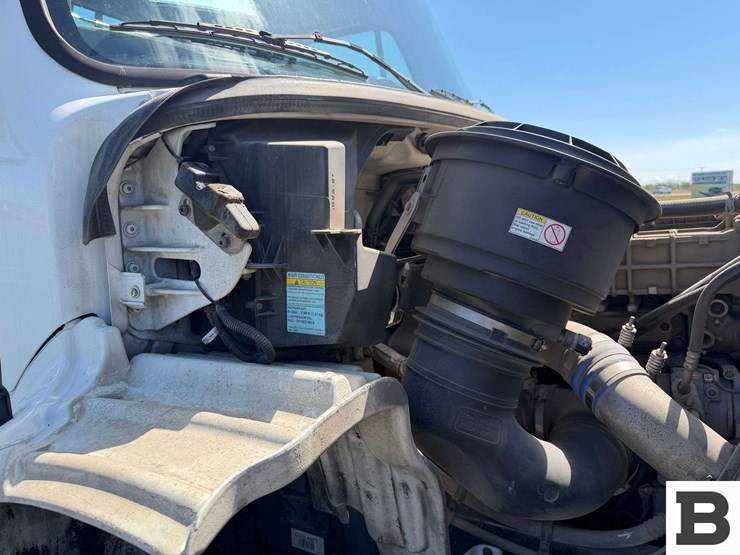 2016-freightliner-m2-bobtail-tractor-truck-image-40