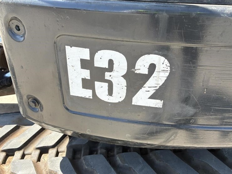 2015-bobcat-e32-image-23
