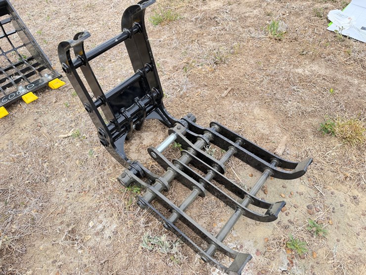 #606-•-#605-•-16"-mini-excavator-thumb-attachment-image-1