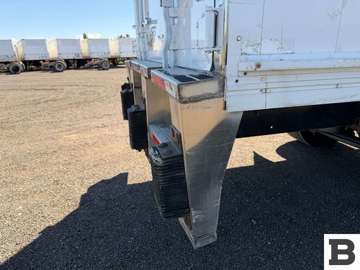 2009-freightliner-m2-box-van-truck-image-34