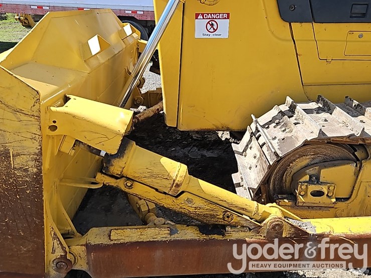 2005-komatsu-d65ex-15-image-16