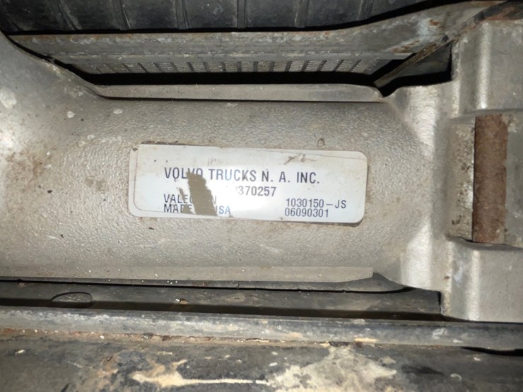 #10414-•-radiator-from-1999-volvo-vnl-truck-image-10