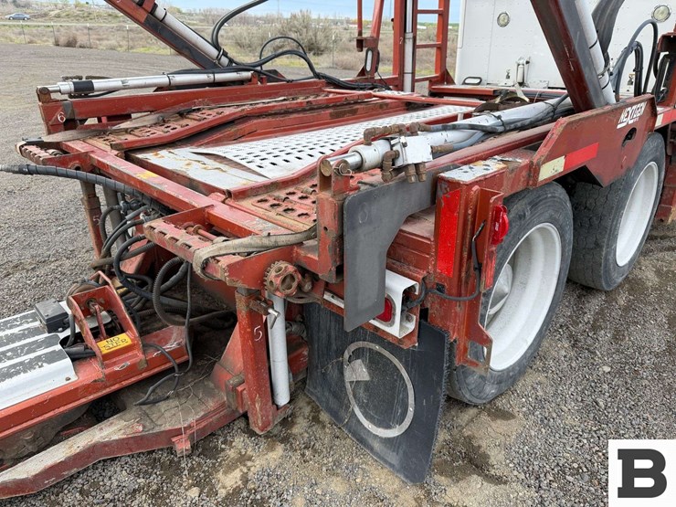 2013-peterbilt-388-image-31