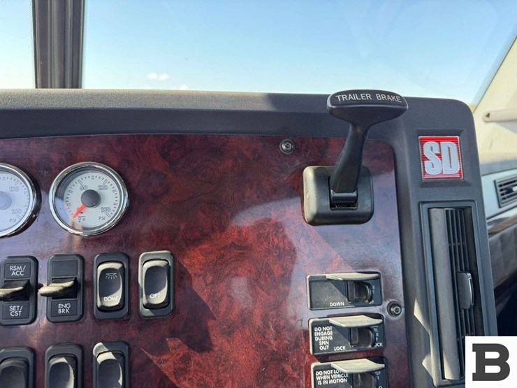 2012-freightliner-coronado-sd-tractor-truck-image-75