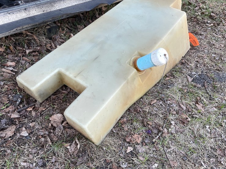 #10427-•-plastic-fuel-tank-image-6