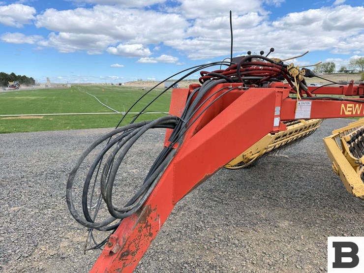 new-holland-216-image-9