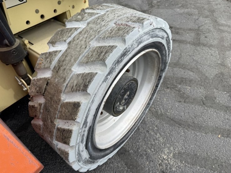 2014-jlg-4069le-image-21