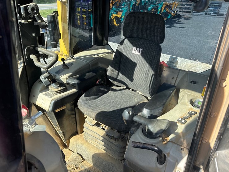 2013-caterpillar-d6n-lgp-image-11