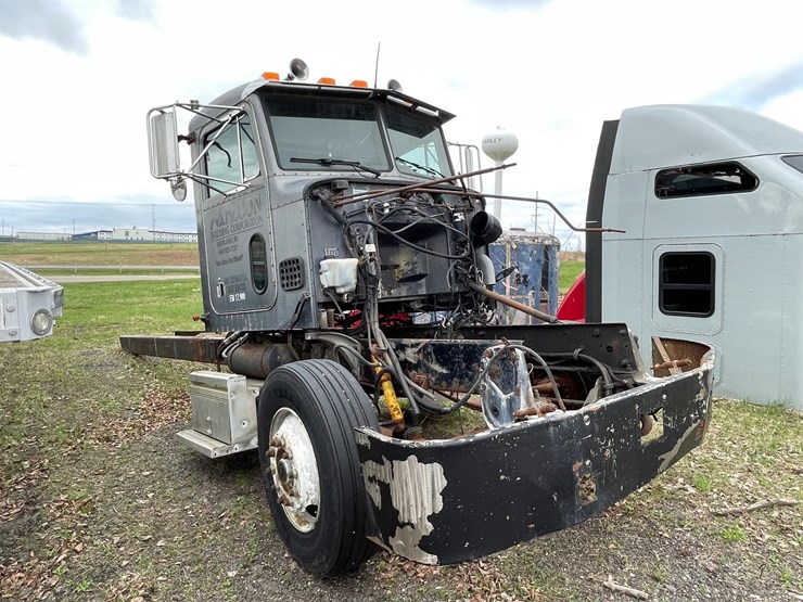 1992-peterbilt-377-image-3