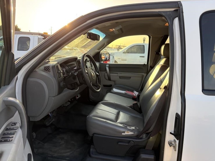 2013-chevrolet-2500-image-9