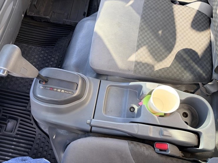 2015-isuzu-npr-image-17