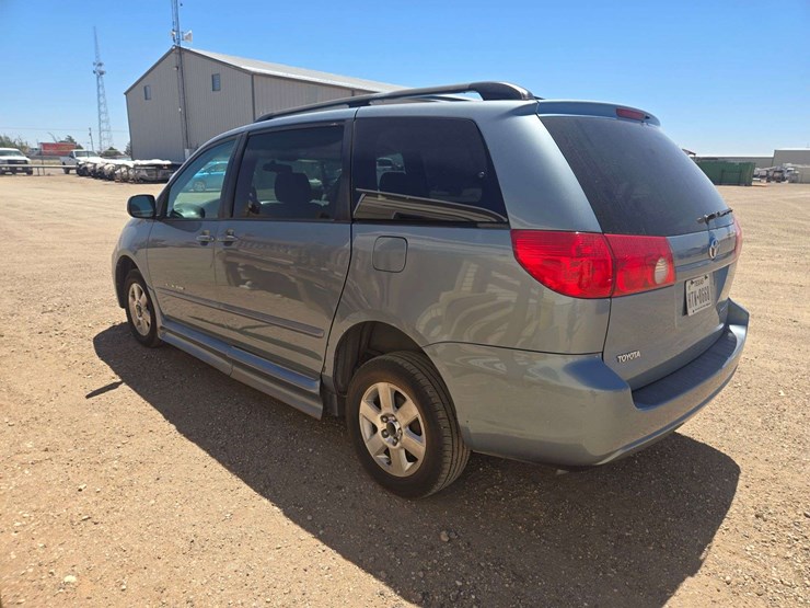 2006-toyota-sienna-le-wagon-4d-image-5