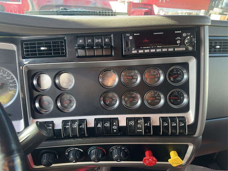2022-kenworth-t800-image-30