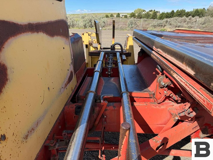 new-holland-1085-image-27