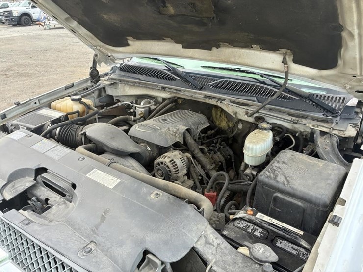 2004-chevrolet-silverado-2500hd-image-9