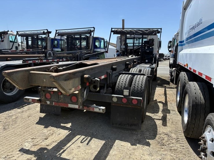 2009-peterbilt-320-image-3