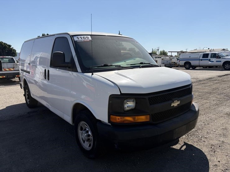 2015-chevrolet-express-2500-image-2