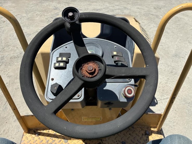 2009-caterpillar-cb24-image-12