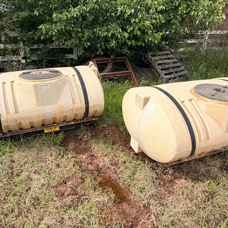 #516 • #516 • (2) Saddle Tanks