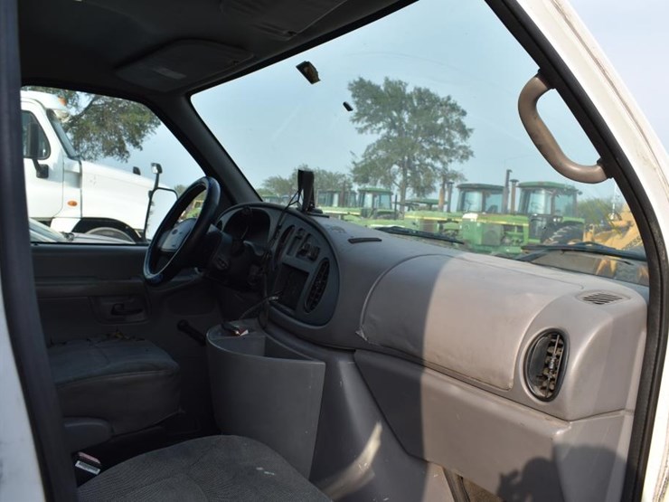 2002-ford-e350-image-8