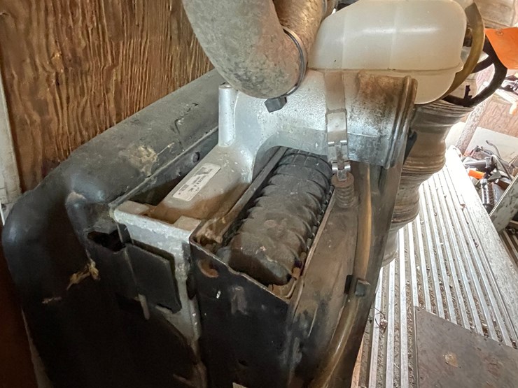 #10414-•-radiator-from-1999-volvo-vnl-truck-image-8