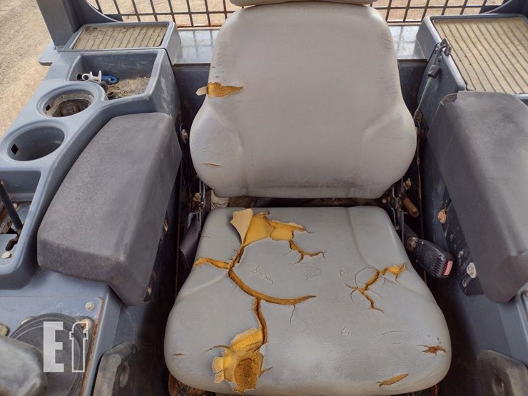 2013-deere-700k-lgp-image-11