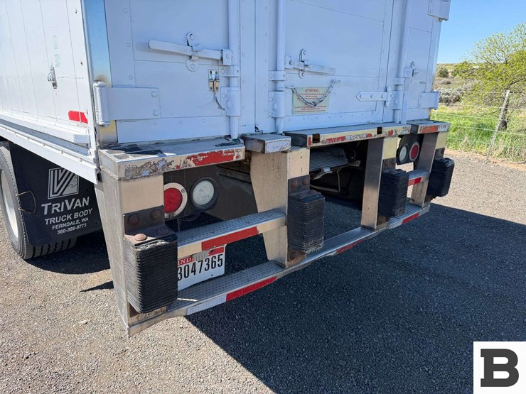 2009-freightliner-m2-box-van-truck-image-27