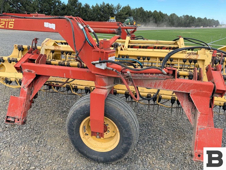 new-holland-216-image-18