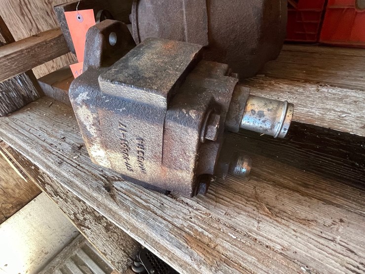 #10429-•-small-direct-mount-hydraulic-pump-image-2