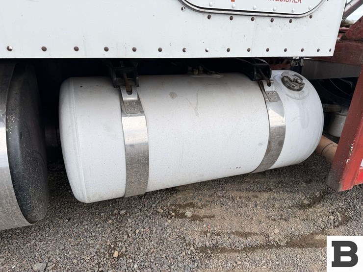 2013-peterbilt-388-image-12