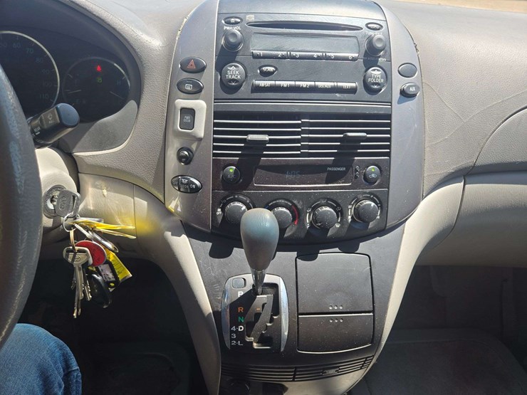 2006-toyota-sienna-le-wagon-4d-image-15