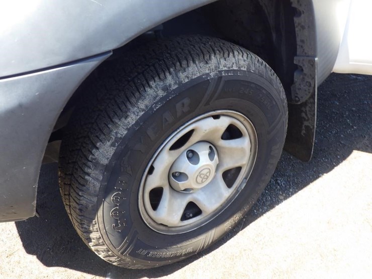 2015-toyota-tacoma-image-13