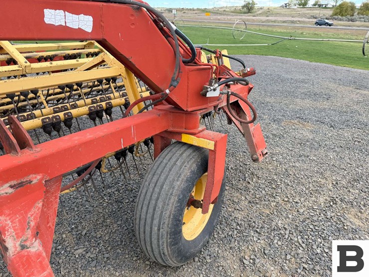 new-holland-216-image-17